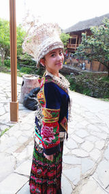 组图：《花样年华2》刘萌萌苗服民族风 展甜美笑容