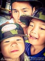 组图：曹格儿子变暖男 齐刘海可爱呆萌