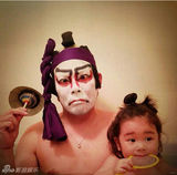 组图：日本父女逗比泡澡照走红 蠢萌犯二又有爱