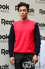 组图：BigBang成员TOP出席活动 俊朗时尚