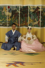 组图：许茹芸首尔婚礼似韩剧 穿艳红韩服吻老公