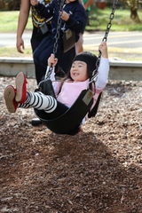 组图：姐姐粉衣开心荡秋千 新西兰湖畔秀光腿