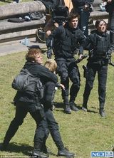 组图：劳伦斯赶拍新片窘态百出 候场时打伞卖萌