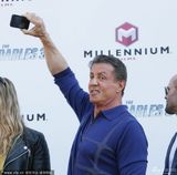 组图：《敢死队3》记者会 众硬汉坐坦克驾到