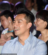 组图：汪小菲亮相公益活动秀名表 发量疑变少