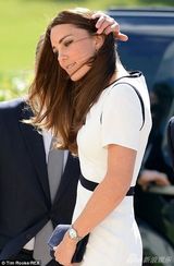 组图：凯特王妃白裙出席活动 长发飘逸甜美端庄