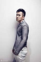 组图：翟天临湿发写真 个性时尚展型男魅力