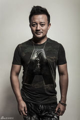 组图：熊汝霖最新写真 成熟型男展多面魅力