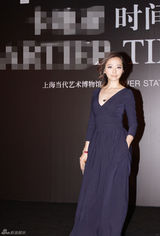 组图：张靓颖亮相时间艺术展 长裙加身高贵典雅