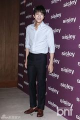 组图：韩星李素妍着金色迷你裙秀性感美腿