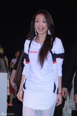 组图：舒淇着镂空裙捞金吐舌卖萌 偷瞄黑人保镖