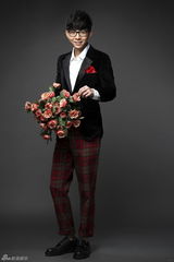 组图：胡夏写真化身捧花少年 温暖笑容清秀面庞