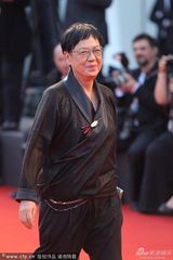 组图：地平线评委许鞍华穿中式服装爽朗大笑