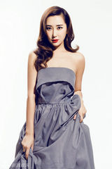 组图：杜若溪复古风造型登杂志诠释法式优雅