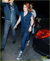 组图:暮光女破洞T恤赴派对 一头红发不羁竖中指