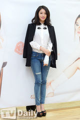 组图：T-ara智妍发个人单曲 白衫黑衣显清新