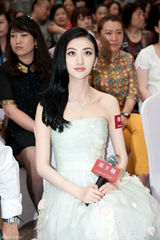 组图：景甜薄纱裙仙气十足 一颦一笑粉丝拍照