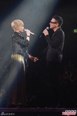 组图：陈慧娴张学友亲吻无顾忌 演唱会变老友会