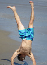 组图：狼人泰勒拍新片 上身赤裸变身浪里白条