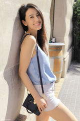 组图：高圆圆欧洲清新靓照  身着热裤秀美腿