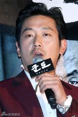 组图：韩星河智苑出席试映会 短裙露粗腿