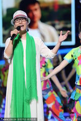 组图：谭晶素颜戴草帽彩排 手上巨钻抢镜显华贵