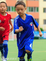 组图：《中国足球梦》萌娃体验延安老区生活