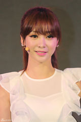 组图：柳岩纯白天使造型 大变活人玩古剑