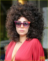 组图：Lady Gaga变红衣教主 真空上阵风骚露奶