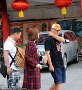 组图：赵本山大儿子助阵小沈阳 帅气神似爸爸