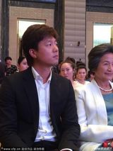 组图：粉丝献花凌潇肃 后背竟写“姚晨挺住”