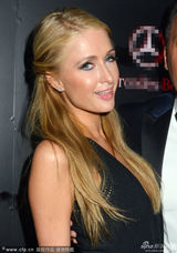 组图：帕丽斯风骚现身派对 不敌浓妆大胸女郎