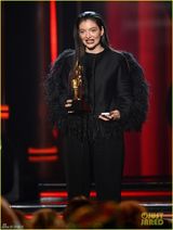 组图：洛德黑唇献唱似女巫 羽毛装扮大鸟