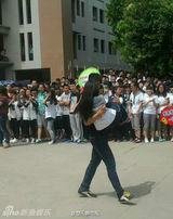 组图：交卷后终结地下情 高三情侣高调走出考场