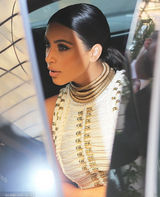 组图：卡戴珊镶金礼服显玲珑身段 秀百万订婚戒