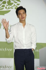 组图：长腿男神李敏镐旋风访台 吐舌卖萌玩不停