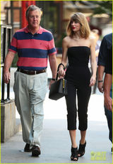 组图：斯威夫特全黑装束出街 抹胸连体裤秀纤腰