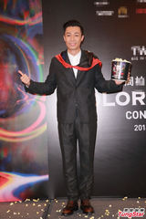 组图：周柏豪办记者会 曝练腹肌个唱慢慢脱