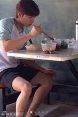 组图：李易峰街边吃盒饭拍戏 疑曝吴邪私服造型