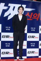 独家：崔丹尼尔宣传新片戴眼镜似哈利波特