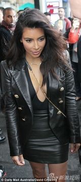 组图：卡戴珊酷帅皮裙裹臀 真空深V装秀八字奶