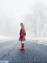 组图：大眼萝莉姐妹走红 写真妈妈掌镜精致如画