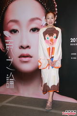 组图：看王菀之演唱会72变！泳装透视钢管舞