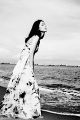 组图：黄圣依海边漫步 似美人鱼娇媚可人