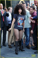 组图：Gaga高跟靴黑网袜魅惑十足 爆炸头吸睛