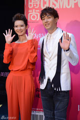 组图：李承铉戚薇热恋首亮相 已见过女方父母