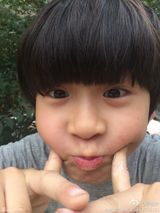 组图：张天天露出板牙九连拍 萌化网友没商量