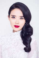 组图：颜丹晨复古造型清新红唇演绎氧气女神