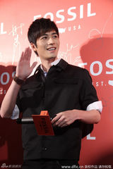 组图：陈学冬全黑Look帅气逼人 大走暖男style