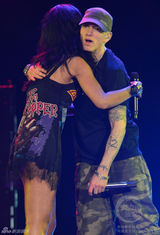 组图：蕾哈娜联手阿姆(艾米纳姆)开唱 火焰裤惹眼秀翘臀